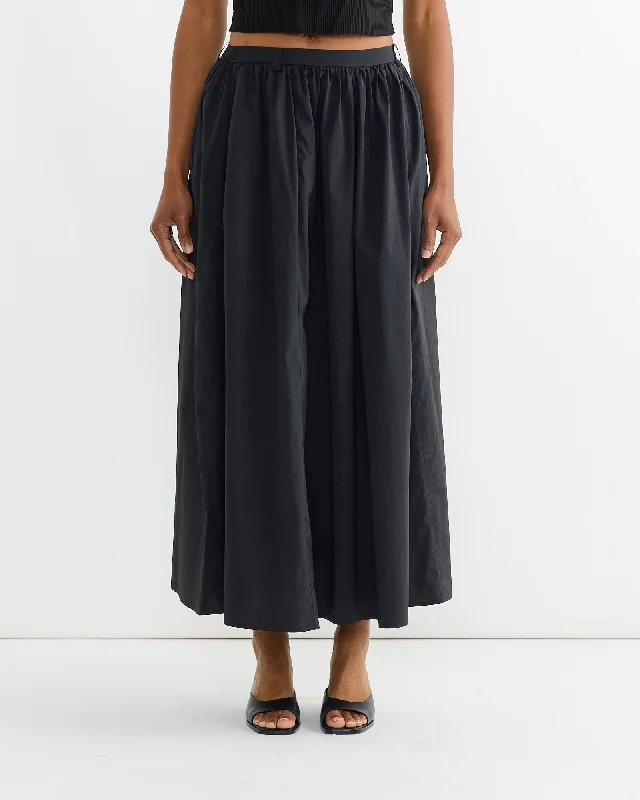 Gathered Maxi Skirt in Black flowy skirt hem